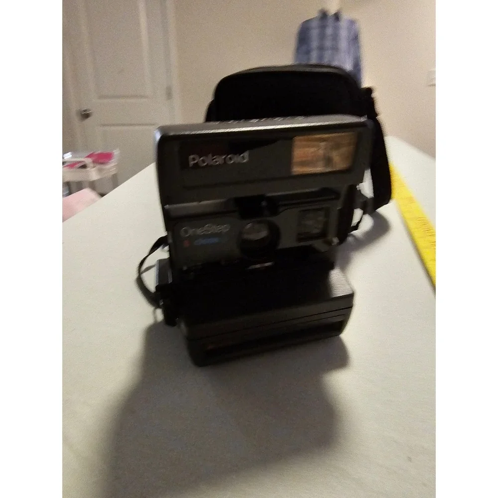 Polaroid OneStep CloseUp 600 Instant Film Camera With Carrying Case